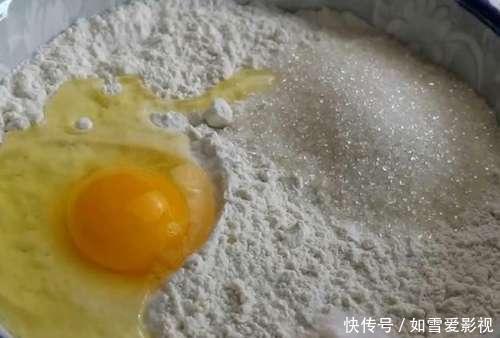  蓬松|面包还在买着吃吗在家用饼铛就能做，蓬松拉丝又香甜，特别简单