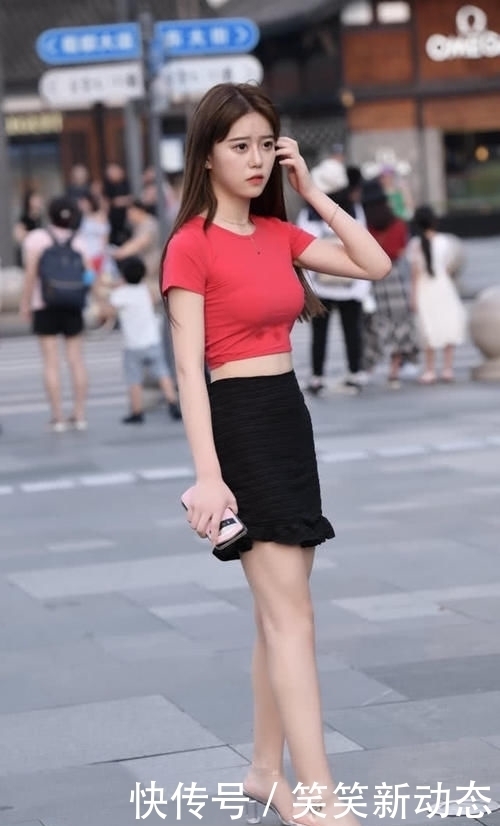 搭配|气质小姐姐白色棉质背心,搭配灰色短版热裤,尽显都市丽人魅力