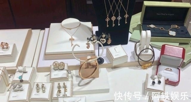 手镯 奢侈品珠宝首饰深受女人追捧,价格那么贵,为啥还有人买?