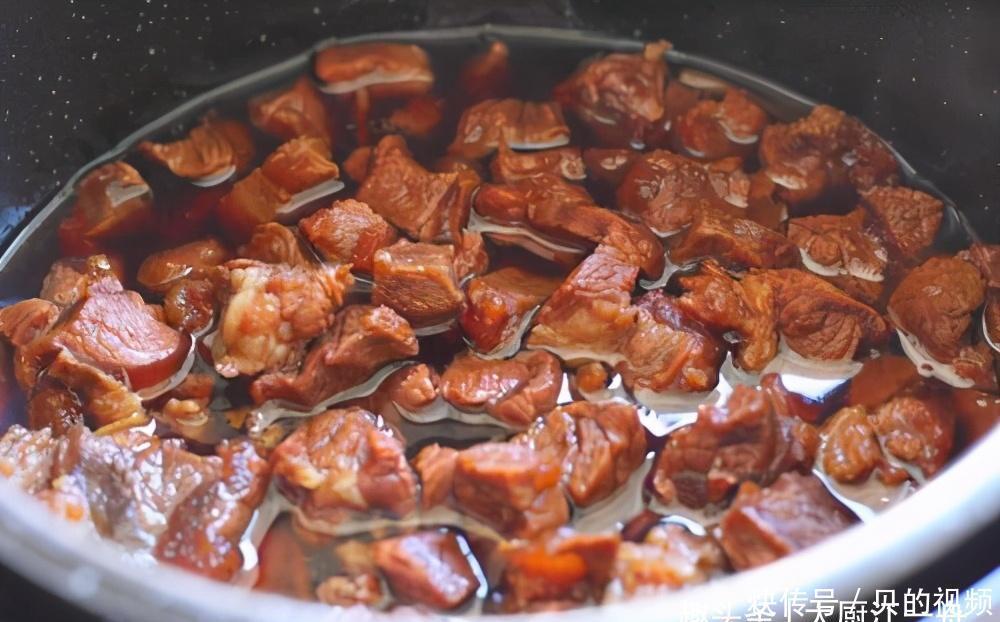 面含|炖牛肉放什么调料?牢记这3种,牛肉软烂入味又多汁,收藏了