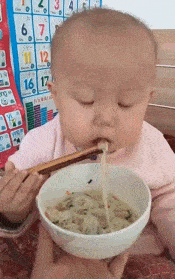 |搞笑GIF:盘了三年的老馒头,看看这硬度还可以吧!