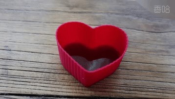 奶油焦糖布丁，1袋牛奶和少许糖，锅里简单一煮就成功