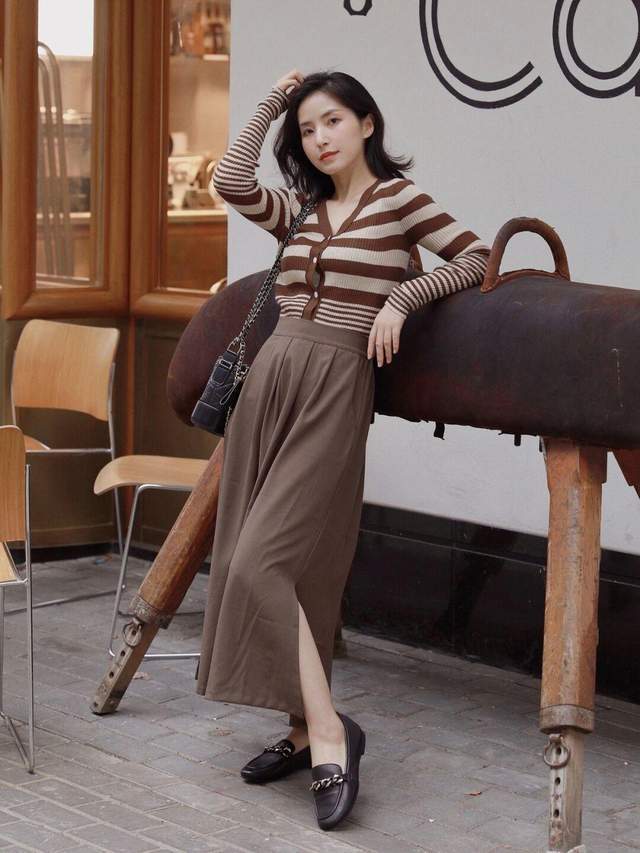 穿搭|秋季保暖怎么穿?不如试一试针织衫+牛仔裤,复古时髦又舒适