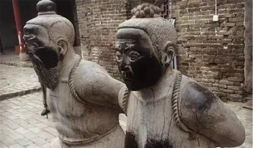 岳飞|岳飞墓前原来跪着5个罪人,现在只剩下4个,其中一个为何不跪了