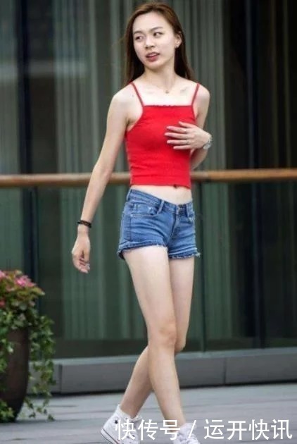 打底裤|街拍:小姐姐齐肩长发,白色衬衣配牛仔短裤,清纯美好