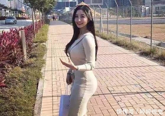 街拍|街拍：休闲优雅动人的小姐姐，搭配有致展现出时尚个性很有韵味！