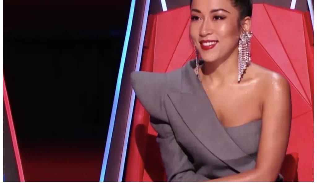 吉克雋逸|吉克雋逸真把自己當(dāng)導(dǎo)師了，李榮浩還在點評，她直接打斷自己先說