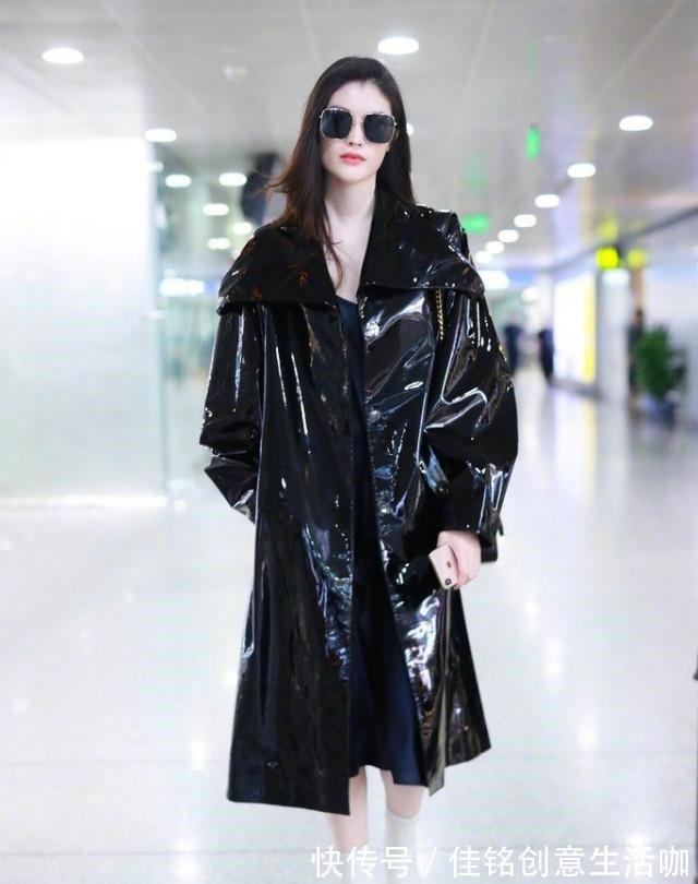 风衣 今年流行不累脚的“裸靴”,搭连衣裙+风衣,洋气显瘦又有女人味!