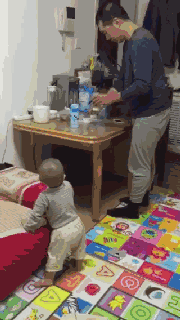 |搞笑GIF:三个老板看一个员工干活,这名员工辞职的心都有了