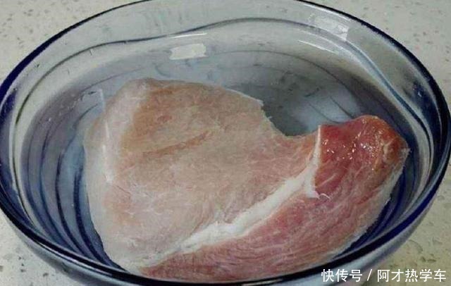大厨|解冻肉别拿清水泡了,大厨教你一招,10分钟就能化开,特省事