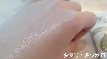 双手|天气一冷,手就容易皱巴巴?教你一招,让双手变得白嫩又光滑