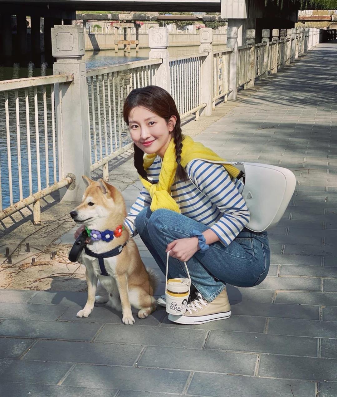 阔腿裤|秋季最火穿搭指南,条纹衫搭配半身裙或者白色阔腿裤,高级时髦!