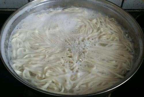 煮面条时,加入3物,面条爽滑又筋道,难怪以前煮的面条不好吃