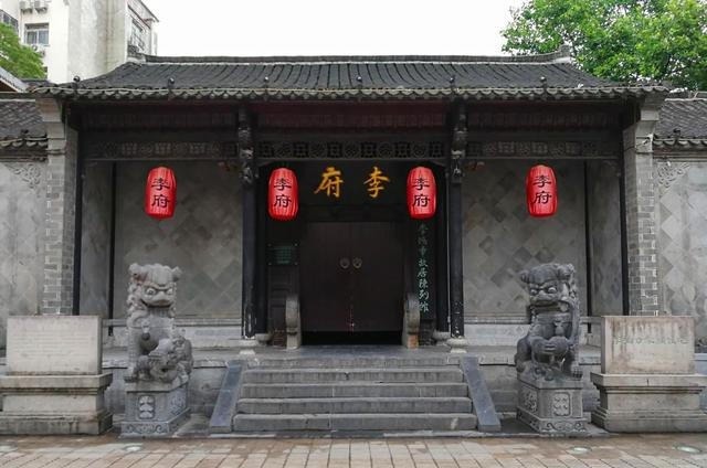 结为|兄妹二人不顾世俗眼光结为夫妻,生下一子闻名世界