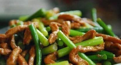 炒蒜苔时,直接炒是大错特错的少了这1步,蒜苔不香,还不入味