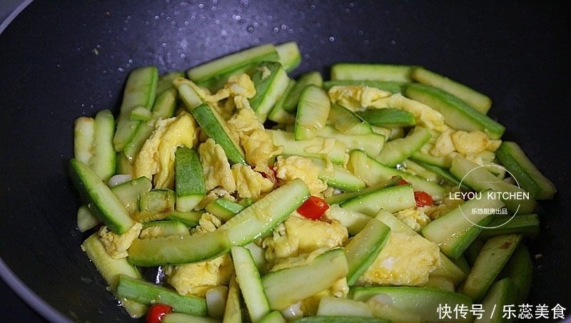 炒一盘西葫芦出少半盘汤?掌握3点,入味好吃,还不易出汤