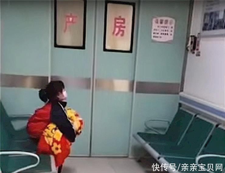 大宝|冬夜里小女孩独自在产房外等妈妈,手里抱着被子,一番话让人动容