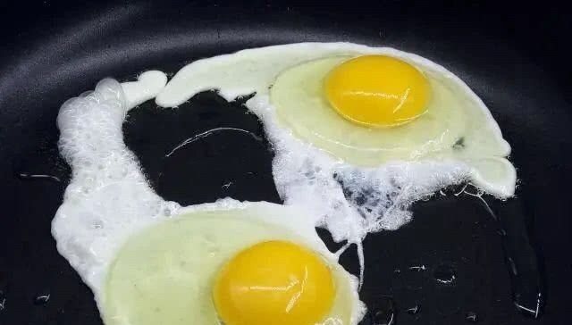 煎荷包蛋热锅凉油加点盐,全程小火酥香嫩又不粘锅