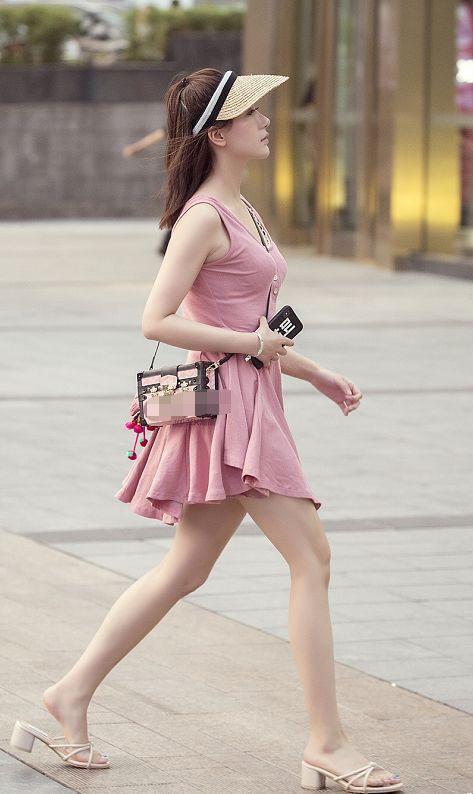 街拍:小姐姐身穿粉红色百褶裙,亮丽又大气,更显青春活力范