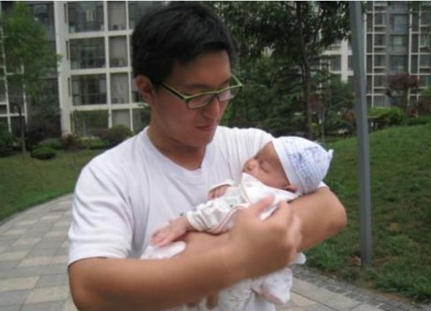 晋宝|“新晋奶爸”抱娃走红，刚到手就急着还给护士，宝宝我烫手啊