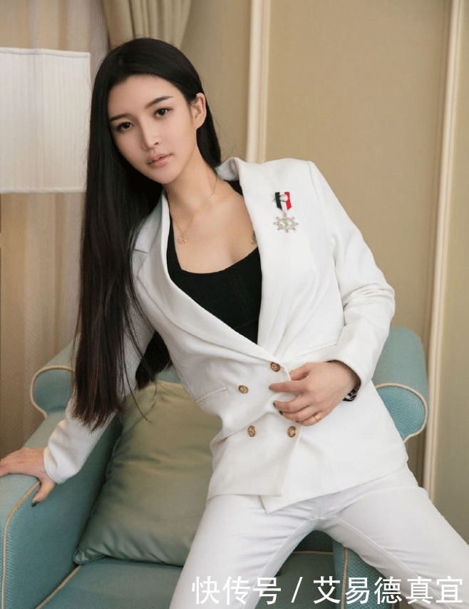 穿白西服的酷美女,看起来好高冷!