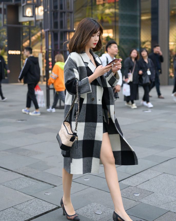 街拍:扎小啾啾的小姐姐好有个性,牛仔褂搭配黑纱裙,好美的感觉