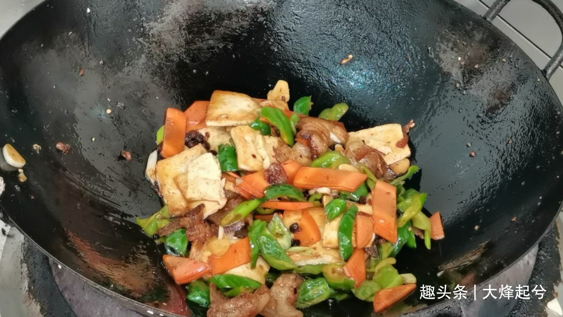 家常菜豆腐回锅肉,鲜香美味又下饭,做法简单,上桌即扫光
