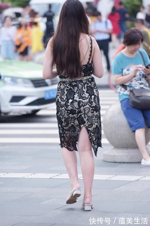 内衬 黑色和白色叠层的连衣裙,有层次感,穿上很高级