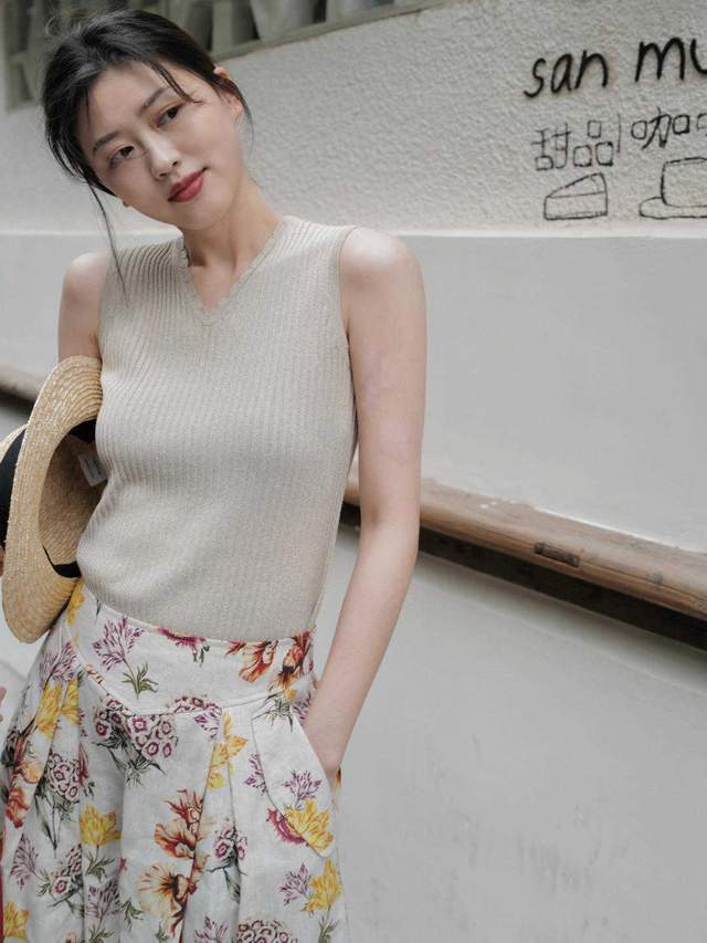 半身裙|今年秋天流行这样穿,无袖针织衫搭配印花裙简约洋气,还提气质