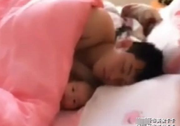 宝妈|爸爸抱着“小情人”睡觉,妈妈悄悄起床做早餐,回头一刻红了眼