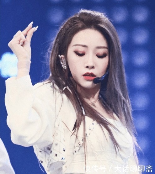 鼻梁骨|喻言“男友视角”拍视频，扭头时的鼻梁骨又矮又粗，让人后悔投票