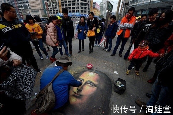 书法家#保安大爷的手写板报走红,网友坦言:被工作“耽误”的书法家