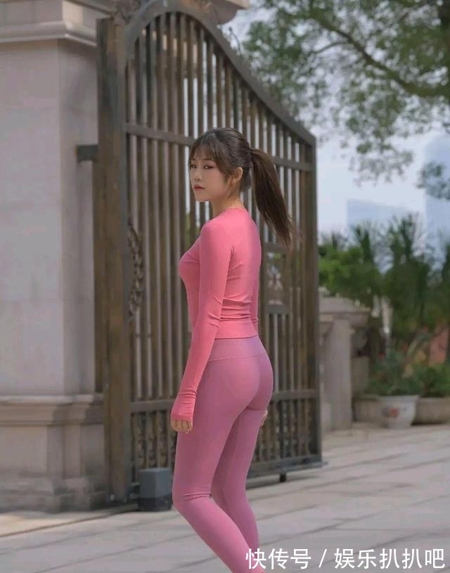 色系 淡红色长袖T恤搭配紫色瑜伽裤,修身显瘦增添活力,怎么看都时髦