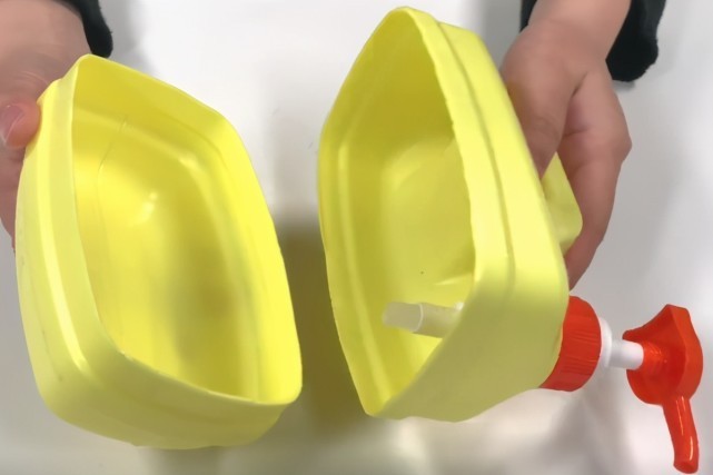 谁还买熨斗啊洗洁精瓶切两刀，衣服1秒变平整，真是太聪明了