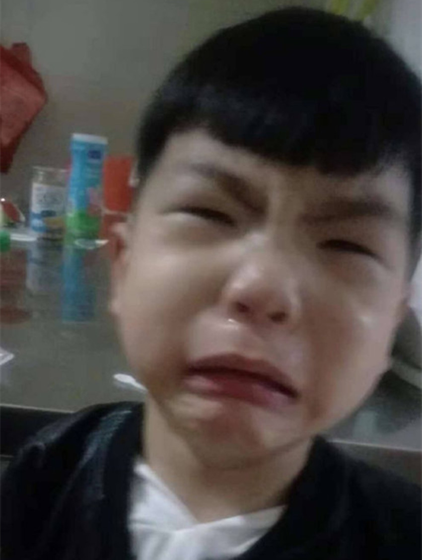 孩子|熊孩子“故意”朝女生腹部打了一拳,妈妈的做法引众人连连叫好