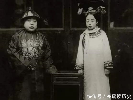 霸气|晚清老照片：婉容抱着小狗很开心，李鸿章老婆气度非凡很霸气！