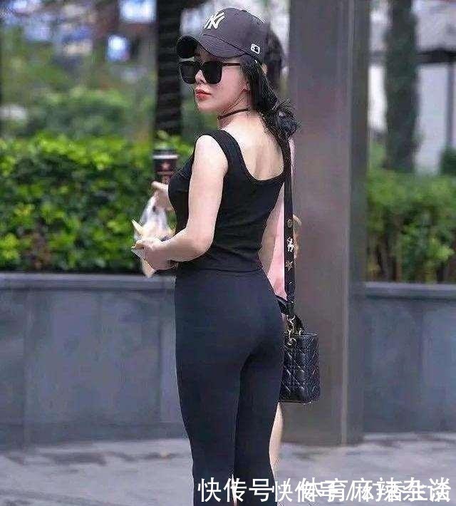 气质 穿上打底裤展现干净利落的气质美,优雅不失别致美感