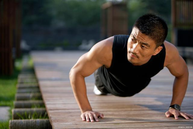 身体素质|俯卧撑一口气做多少个才合格建议50岁以上的朋友尝试一下