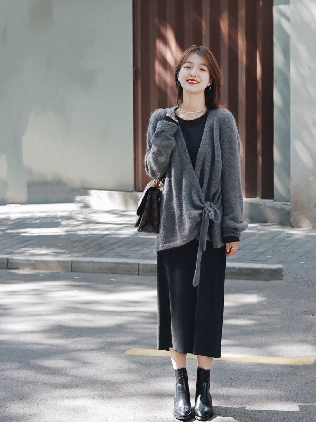 博主|早秋穿搭值得,针织衫搭配半身裙或牛仔裤,轻松穿出名媛气质