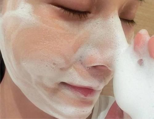 皮肤|刚打湿脸就急着抹洗面奶？难怪皮肤差还长痘，80%的人都在犯！