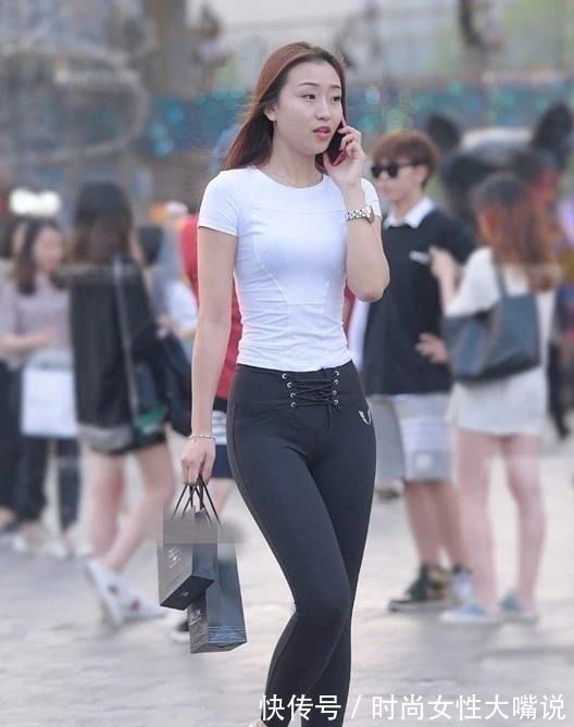 美女 黑色铅笔裤搭配紧身T恤,美女在人群中显得与众不同!