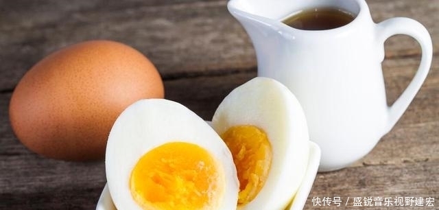 最好在温水锅中煮鸡蛋。记住2条提示。鸡蛋的味道很好,特别适合剥皮。