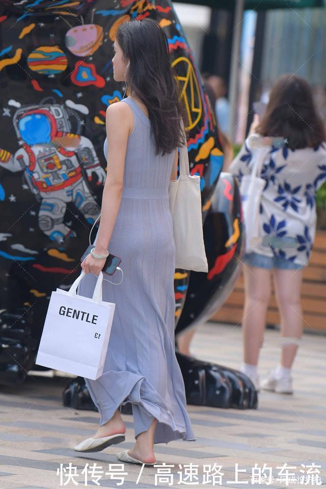 浅灰色长裙,自然大方,文艺范十足