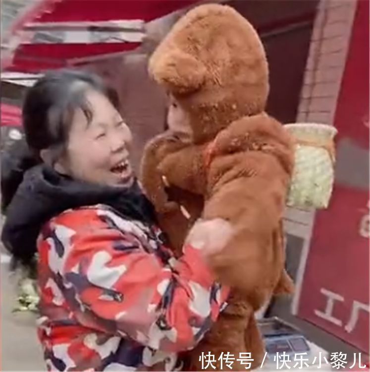 熊孩子|“熊孩子”获菜场大妈喜爱,送了一个大萝卜,抱起来笑得合不拢嘴