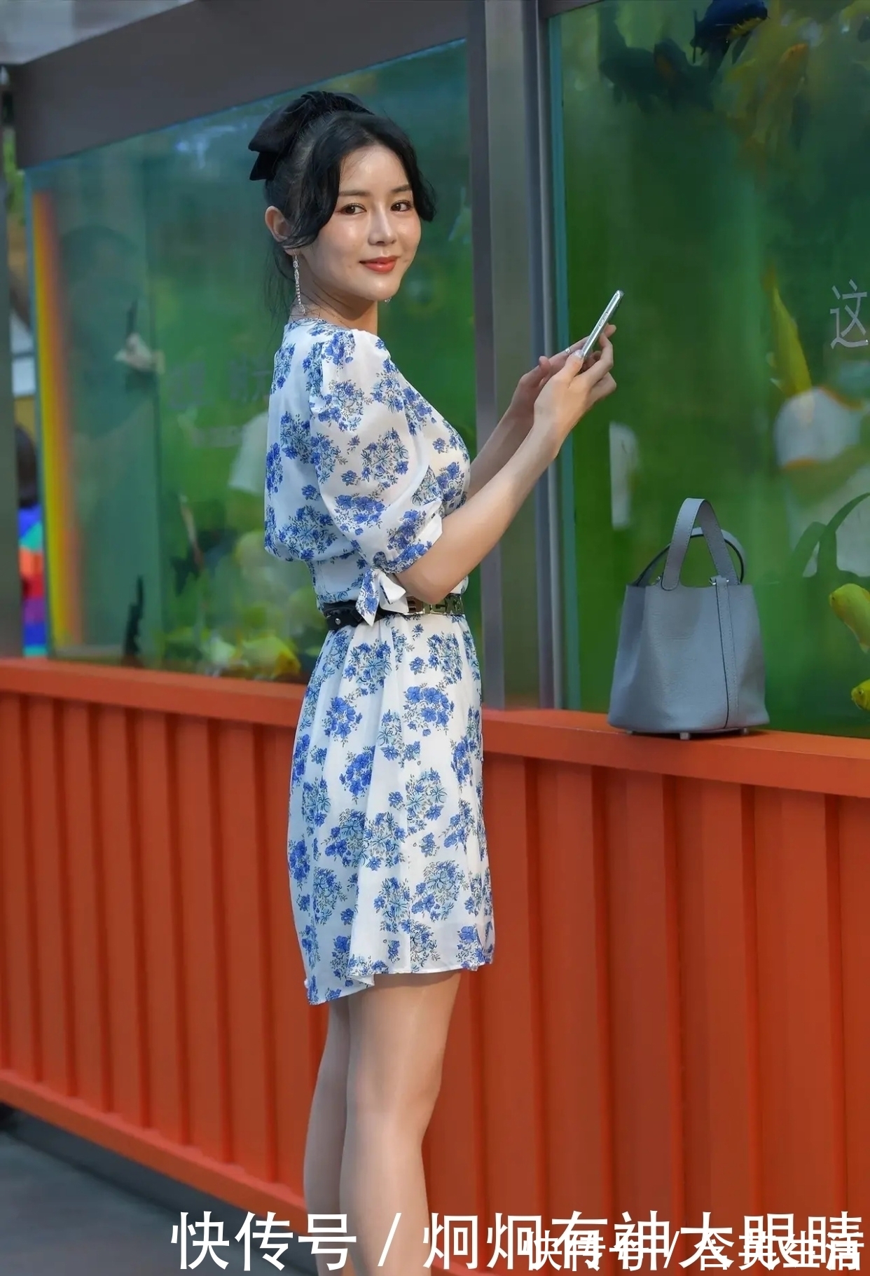 凸显|裙子配腰带,这样的搭配最有型,凸显身材层次感非常美丽!