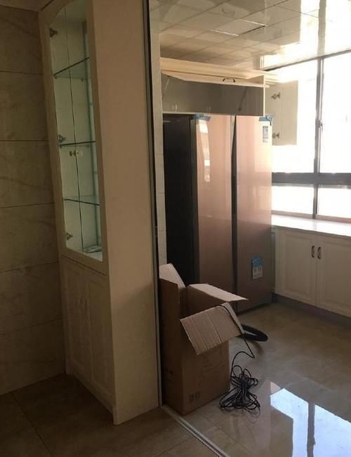 阳台|参观同事家新房，全屋贴瓷砖，还把冰箱放在阳台的，头一次见啊