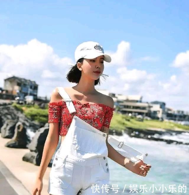 美女 白牛仔吊带美女，是个非常仙女的人，这样的穿搭很适合完美身材