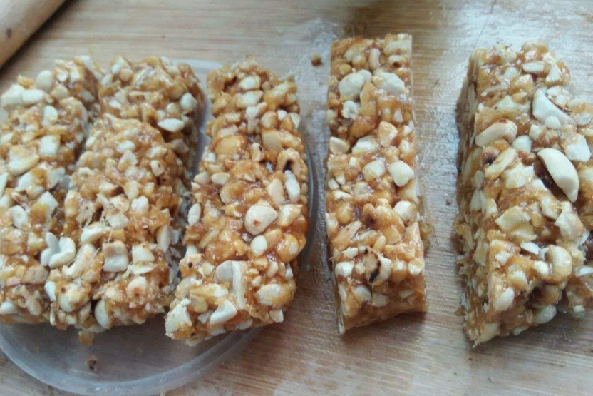 教你自制花生糖,简单“3步”就搞定,不用水只用糖,孩子抢着吃