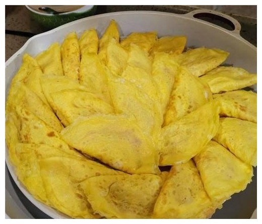 鸡蛋加上肉末,锅里一卷,出锅后喷香,胃口大开,比鸡蛋羹好吃