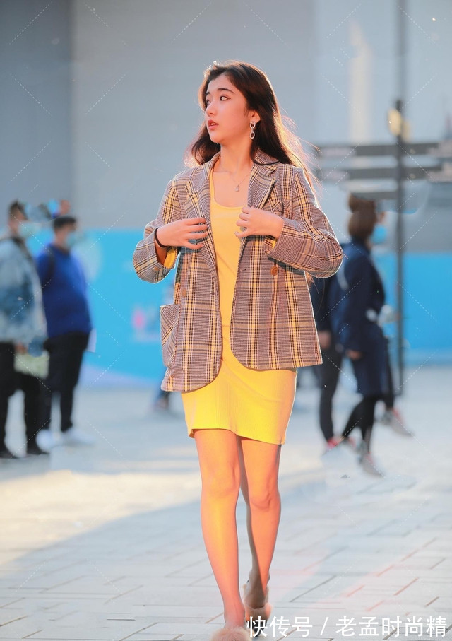 淑女 时尚穿搭:浅绿色西装外套,搭配黄色连衣裙,尽显淑女气质